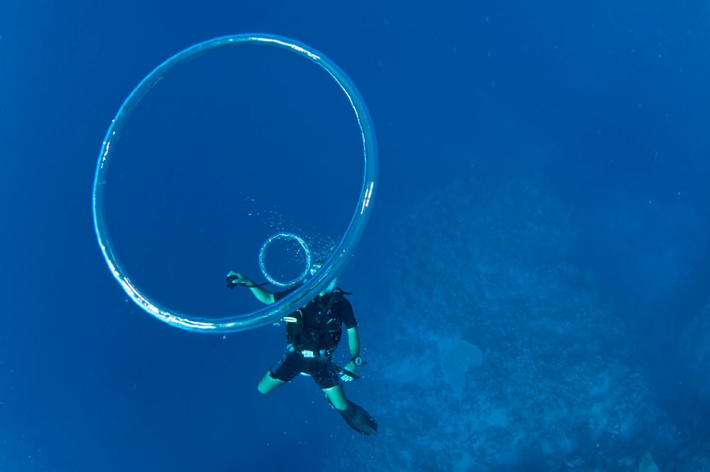 Unter Wasser Ringe machen